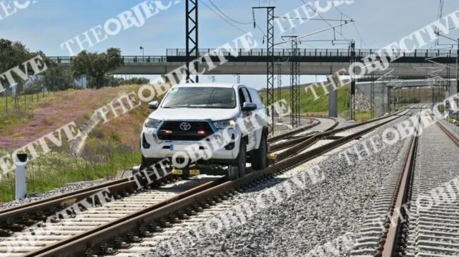 ADIF recurre a coches sobre raíles para ahorrar costes en la inspección de las vías