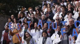 Los médicos avisan de que el plan de Mónica García les condenará a fugarse a la privada