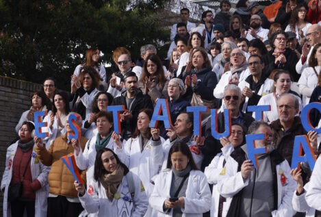 Los médicos avisan de que el plan de Mónica García les condenará a fugarse a la privada