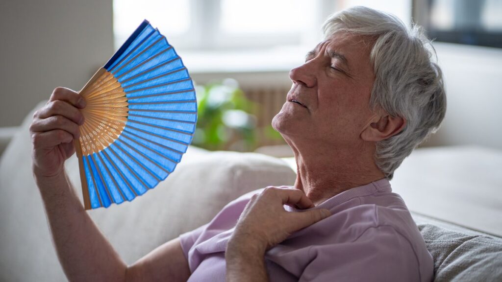 Señor abanicándose por el calor