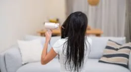 Alberto Sanguino, estilista capilar, sobre la distancia a la que te secas el pelo: «Mantén el secador a 10-15 cm del cabello»