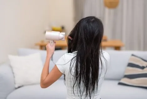 Alberto Sanguino, estilista capilar, sobre la distancia a la que te secas el pelo: «Mantén el secador a 10-15 cm del cabello»