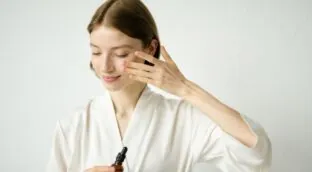 Ana Molina, dermatóloga, advierte del correcto uso del retinol: «El error de novatos es usarlo como si fuese una crema»