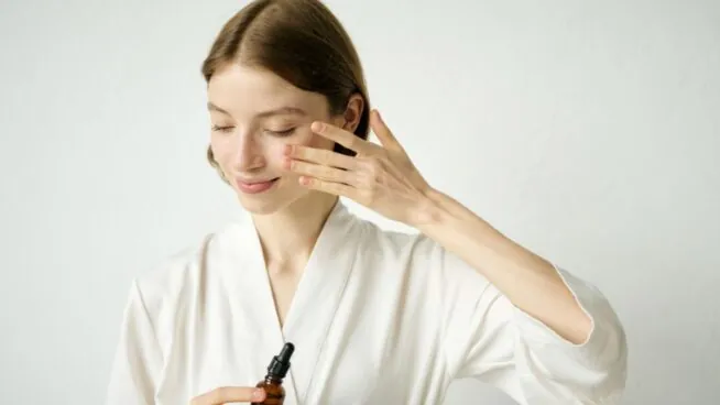 Ana Molina, dermatóloga, advierte del correcto uso del retinol: «El error de novatos es usarlo como si fuese una crema»