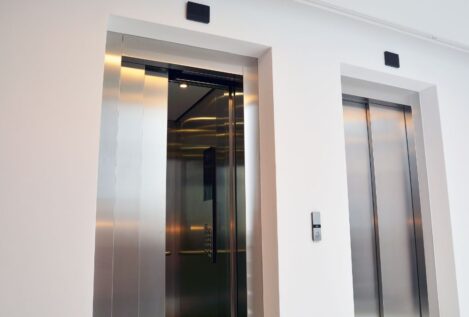 La Ley de Propiedad Horizontal sentencia: tus vecinos no pueden negarse a pagar el ascensor o la rampa si tienes más de 70 años