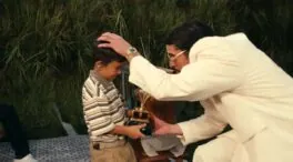 Confirman quién es el niño al que Bad Bunny dio el Grammy en la Super Bowl