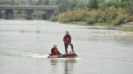 Buzos de bomberos buscan en el Ebro a un joven desaparecido en Zaragoza el viernes