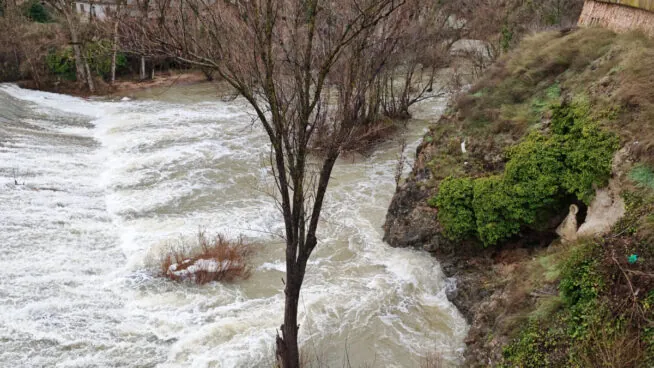 El caudal del Júcar se dispara en Cuenca por encima de los 250 m³/s y pasa a nivel rojo