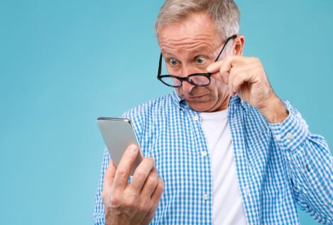 La Ley de Propiedad Horizontal lo confirma: la comunidad puede colgar tu nombre en el tablón del portal si debes dinero y no te localizan