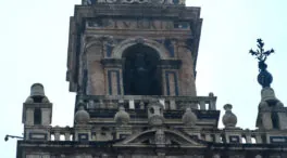 Se desprende una de las azucenas de bronce que rematan la Giralda por el fuerte temporal