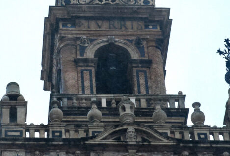 Se desprende una de las azucenas de bronce que rematan la Giralda por el fuerte temporal