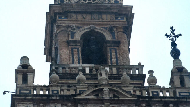 Se desprende una de las azucenas de bronce que rematan la Giralda por el fuerte temporal