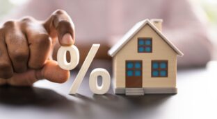 Montse Cespedosa, experta en finanzas, sobre hipotecas: «Si tienes un tipo en torno al 2,5%, amortizar es una aberración financiera»