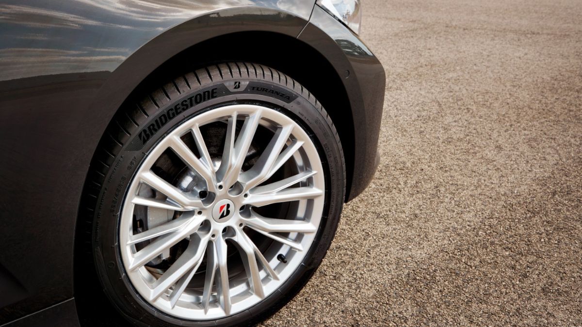 La Guardia Civil avisa: revisar estos números en los neumáticos de tu coche puede evitarte una multa