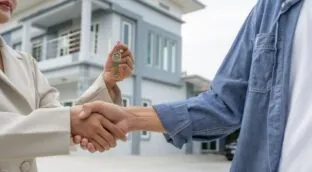 La Ley lo confirma: si tu casero vende la casa, el nuevo propietario no puede echarte del alquiler