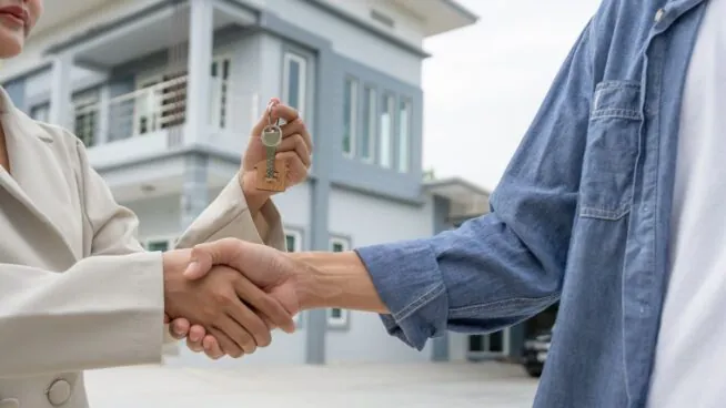 La Ley lo confirma: si tu casero vende la casa, el nuevo propietario no puede echarte del alquiler