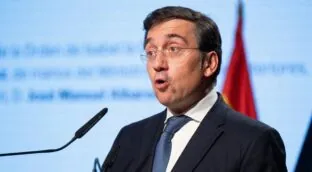 Albares da la espalda a la prensa de Madrid y traslada un curso de diplomacia a Barcelona