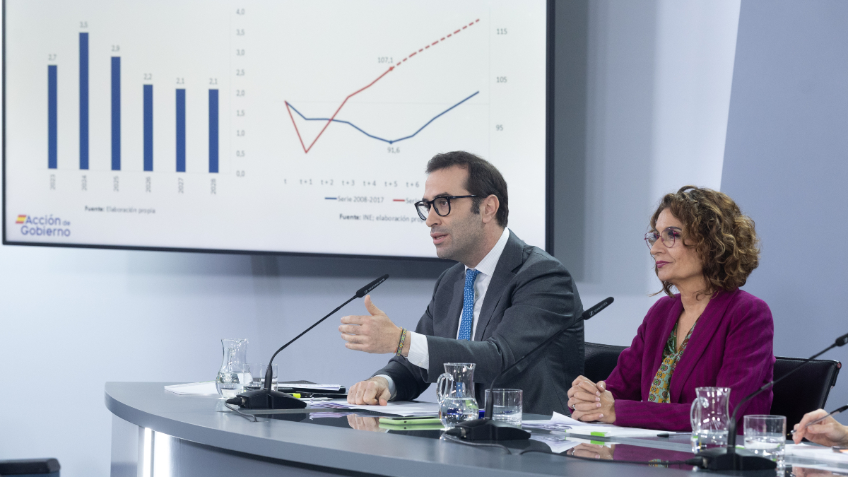 La deuda pública cerró 2025 en el 100,8 % del PIB y mejora el objetivo del Gobierno