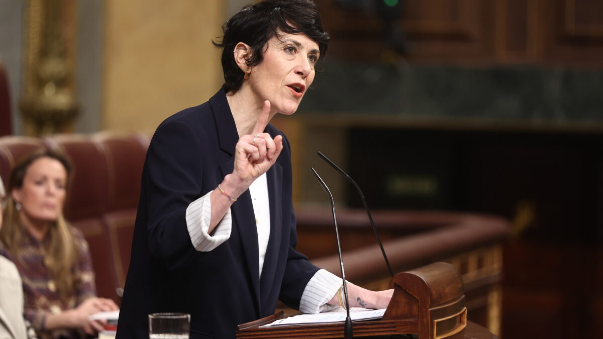 Elma Saiz hace méritos en el Congreso para sustituir a Montero al frente de Hacienda