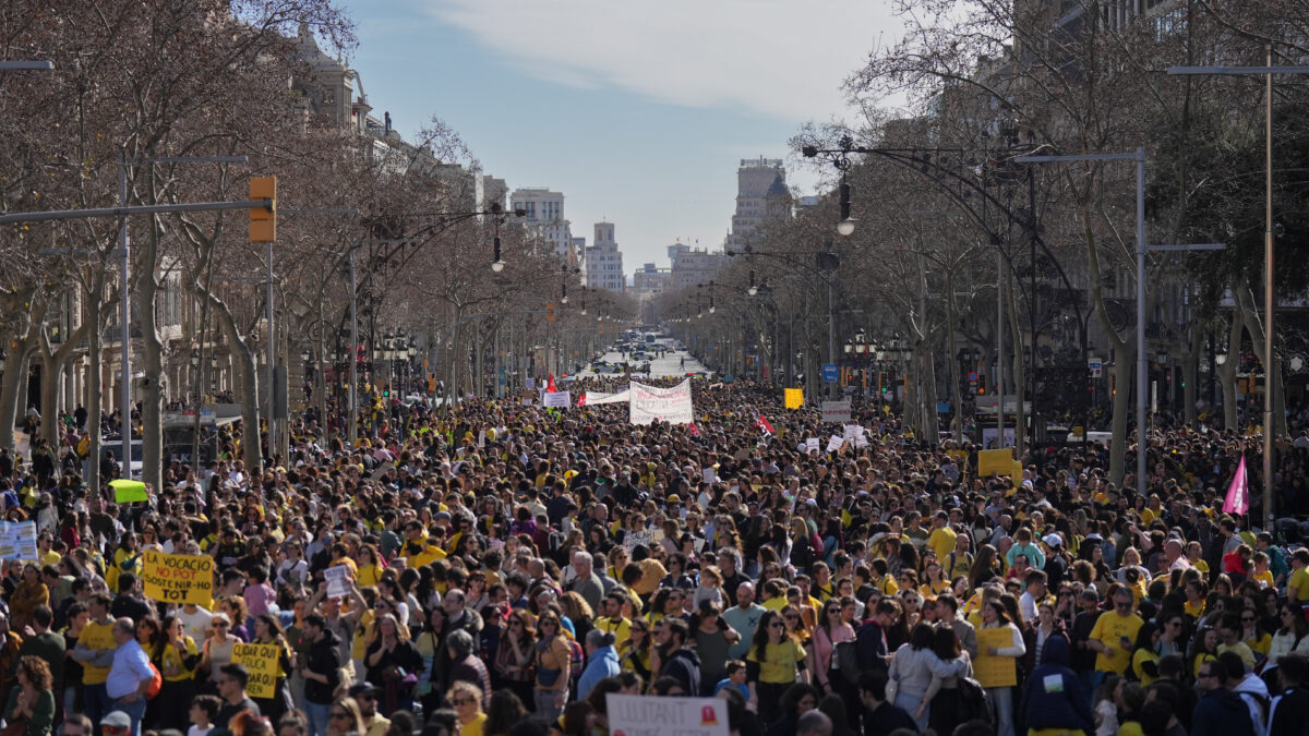 La mayor huelga de profesores catalanes en cuatro años pone a prueba la gestión de Illa