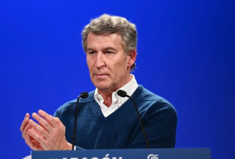 Feijóo critica que Sánchez haga que España viva «de anzuelos y cortinas de humo»