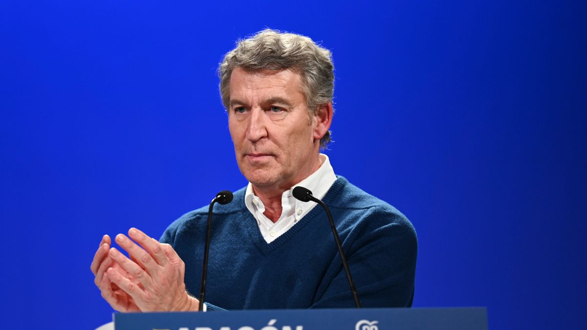 Feijóo critica que Sánchez haga que España viva «de anzuelos y cortinas de humo»