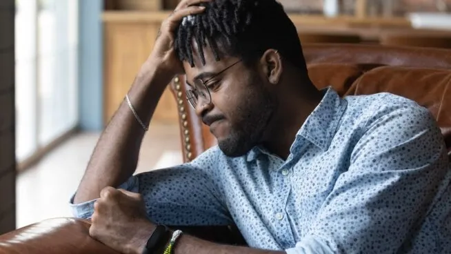 Adiós al pádel: la Ley de Propiedad Horizontal aclara que la comunidad puede cortar el acceso a la pista o la piscina si no pagas las cuotas