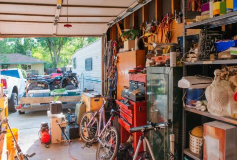 La Ley de Propiedad Horizontal es clara: prohibido usar tu plaza de garaje como trastero para guardar bicicletas, muebles o cajas