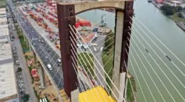 Acciona retira la maquinaria del Puente del Centenario y deja la obra casi paralizada