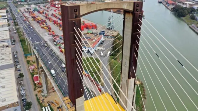 Acciona retira la maquinaria del Puente del Centenario y deja la obra casi paralizada