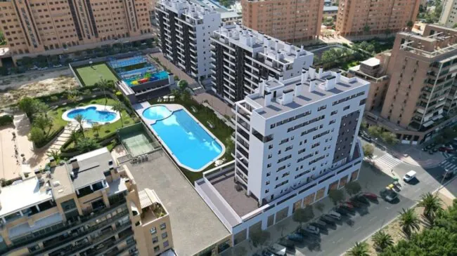 El empresario de las viviendas públicas  de Alicante: «La Generalitat visó los contratos»