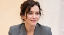 Isabel Díaz Ayuso lo confirma: hay una 'blazer' que arrasa entre las mujeres de 40 y está en versión Zara