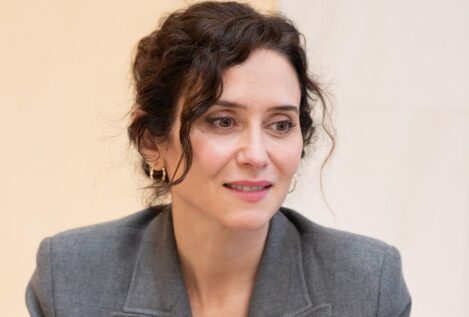 Isabel Díaz Ayuso lo confirma: hay una 'blazer' que arrasa entre las mujeres de 40 y está en versión Zara