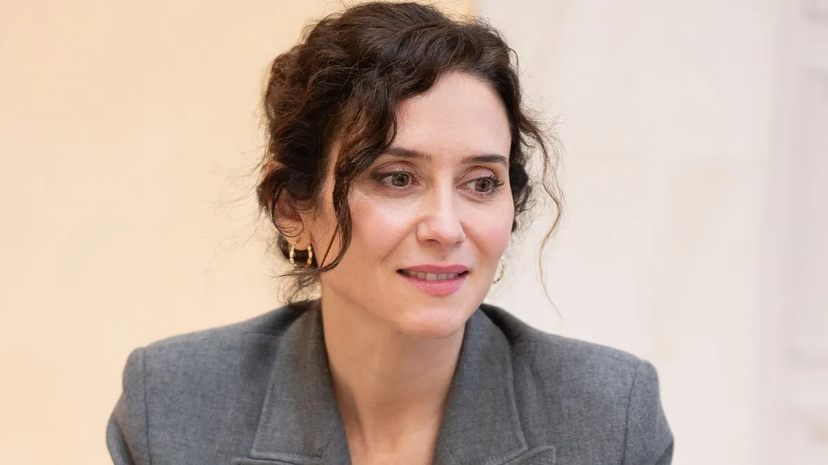 Isabel Díaz Ayuso lo confirma: hay una ‘blazer’ que arrasa entre las mujeres de 40 y está en versión Zara