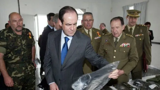 Defensa investigó a José Bono por sustraer documentos reservados durante su mandato