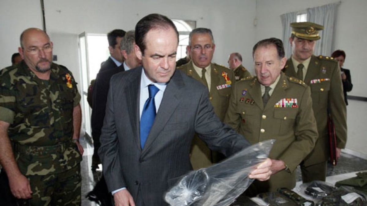 Defensa investigó a José Bono por sustraer documentos reservados durante su mandato