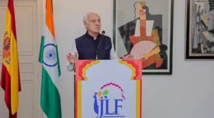 El embajador español en India utiliza su cargo para publicar un libro con una editorial local