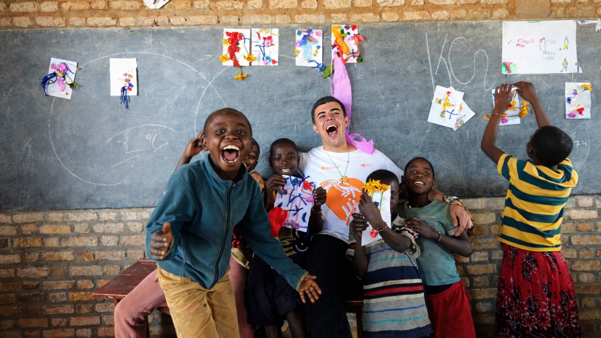 La construcción de una escuela en Burundi, gana los Premios al Voluntariado Universitario