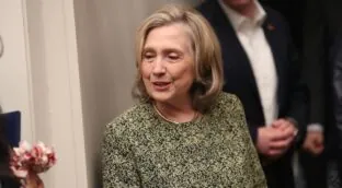 Hillary Clinton respalda a los líderes progresistas del encuentro de Barcelona