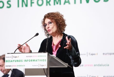 Montero mantiene su promesa de presentar presupuestos y confía en conseguir apoyos