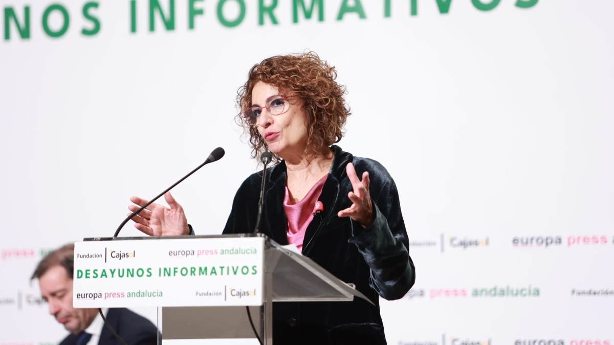 Montero mantiene su promesa de presentar presupuestos y confía en conseguir apoyos