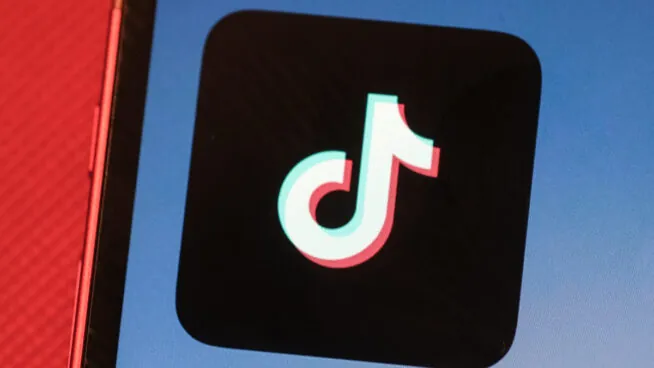 Bruselas acusa a TikTok de violar la ley servicios digitales por su diseño «adictivo»