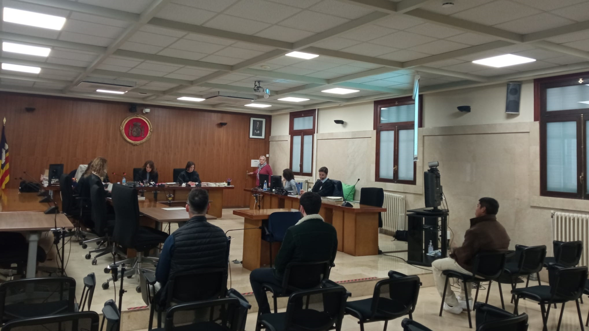 Un hombre acusa a dos policías de darle una paliza: «Detenedme, pero dejad de pegarme»