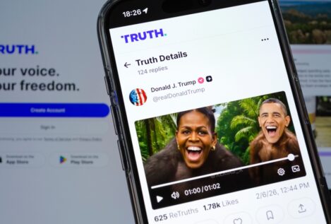 Trump publica un vídeo de Barack y Michelle Obama como una pareja de monos y lo borra