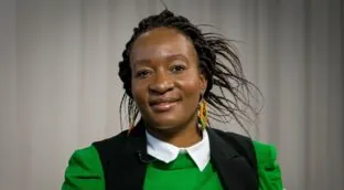 Tras escapar de la guerra en su país, Nicole Ndongala acompaña a quienes buscan refugio