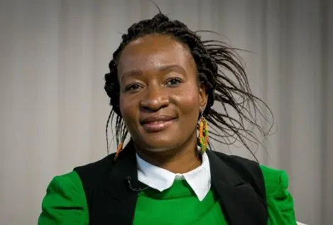 Tras escapar de la guerra en su país, Nicole Ndongala acompaña a quienes buscan refugio