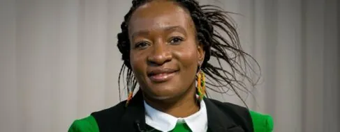 Tras escapar de la guerra en su país, Nicole Ndongala acompaña a quienes buscan refugio