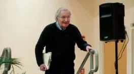Noam Chomsky (97), filósofo, sobre la felicidad: «El único trabajo que debería dominar tu vida es el que harías gratis»
