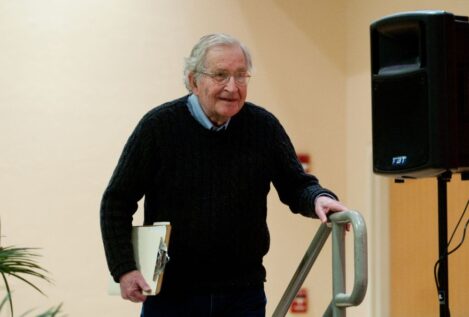 Noam Chomsky (97), filósofo, sobre la felicidad: «El único trabajo que debería dominar tu vida es el que harías gratis»