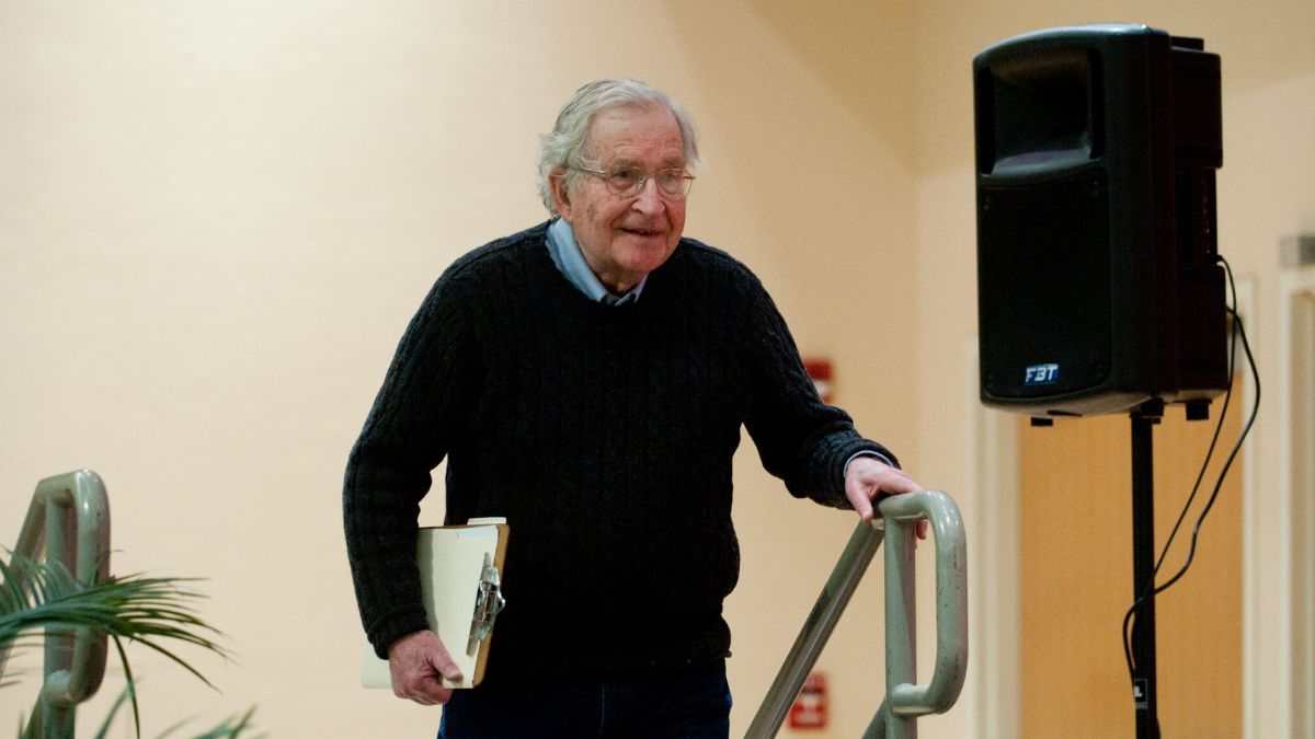 Noam Chomsky (97), filósofo, sobre la felicidad: «El único trabajo que debería dominar tu vida es el que harías gratis»